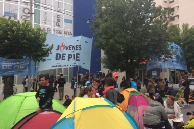 Mar del Plata: cooperativistas cumplen 72 hs de acampe en reclamo del bono de fin de año