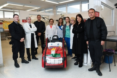 Internos de Varela fabricaron una silla de ruedas del Rayo McQueen para el Hospital de Niños de La Plata
