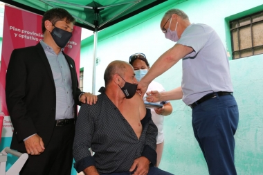 Kicillof en Ensenada: el Ministro Gollan le aplicó la vacuna al intendente Secco