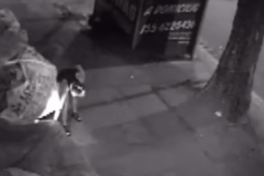 Brutal ataque en Pompeya: una mujer prendió fuego a un indigente mientras dormía en la calle