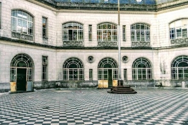 Normal 1: "Profesor sale llorando de un aula de cuarto grado"
