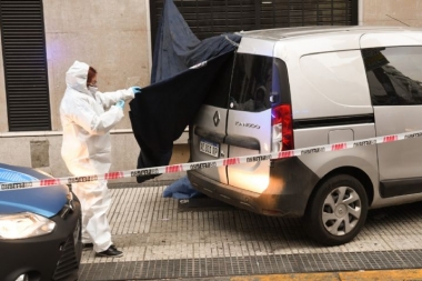 Recoleta: un conductor se desvaneció al volante, chocó contra un edificio y murió