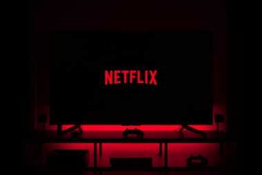 Netflix perdió casi 1 millón de suscriptores tras anunciar el cargo por compartir cuentas