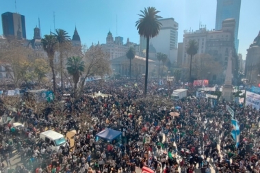 Marcha multitudinaria a Plaza de Mayo tras el atentado contra la Vicepresidenta