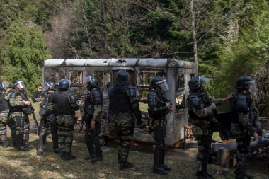 Tensión en Villa Mascardi tras el desalojo de un grupo mapuche y se mantiene el corte sobre Ruta 40