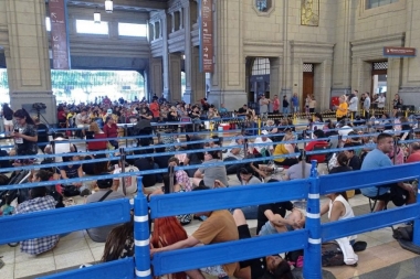 Larguísimas filas en Constitución y página colapsada para comprar pasajes a la costa