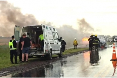 Choque fatal en Santa Fe: tres mujeres murieron carbonizadas tras un choque frontal en la ruta 14