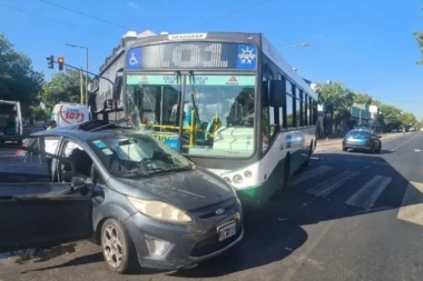 Violento choque entre un colectivo y un auto en Pompeya: hay al menos 25 heridos