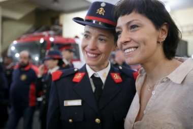 Mayra Mendoza destacó la labor y el compromiso con los bomberos voluntarios en su día.