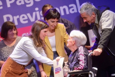 Mayra Mendoza y Fernanda Raverta entregaron mas de 650 resoluciones jubilatorias a personas mayores de Quilmes
