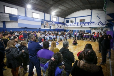 Con el apoyo del municipio de Quilmes la sociedad de Fomento 1° de Mayo de Bernal ya tiene su cancha de parquet