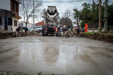 Intensas obras de pavimentación en los barrios Vecinos Unidos y Villa Monteros de Bernal Oeste