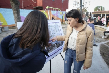 Mayra Mendoza inauguró la puesta en valor de la plaza Manuel Lombardía en el barrio IAPI