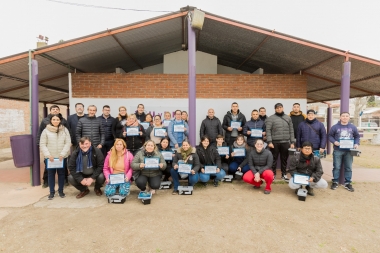 Egresados del Programa de Oficios de EDELAP y la UTN renovaron las instalaciones eléctricas del Club Unión y Formación Fútbol Infantil de Tolosa