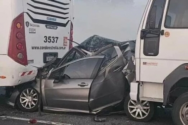 Tragedia en Zárate: dos personas murieron luego de que su auto quedara atrapado entre un camión y un colectivo