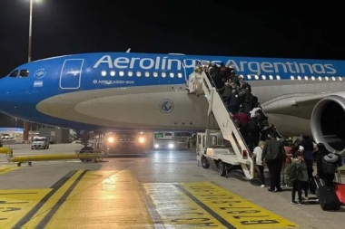 Más de 240 repatriados de Israel llegaron al país, en el cuarto vuelo de Aerolíneas Argentinas