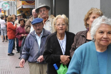 El Gobierno oficializó el bono de $70.000 para los jubilados que cobren la mínima