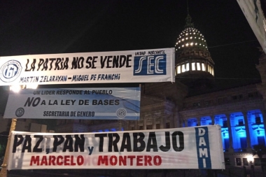 "Protesta multitudinaria frente al Congreso: Radicales para la Victoria encabeza el reclamo"