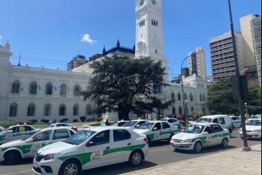 Taxistas de La Plata movilizan a la Municipalidad para exigir el bloqueo de las apps de transporte ilegal