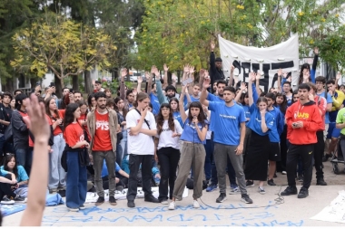 En la previa a la marcha de antorchas, las facultades de la UNLP siguen con tomas, asambleas y clases públicas