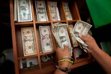 Bimonetarismo: Nuevas Regulaciones para Mostrar Precios en Pesos y Dólares y Facilitar Pagos en Ambas Monedas