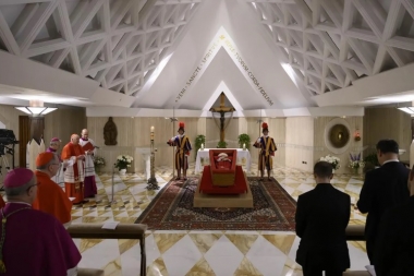 El Vaticano difunde las primeras imágenes del papa Francisco en su ataúd y detalla el itinerario de sus exequias