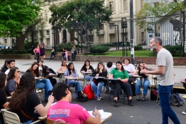 Docentes de la UNLP inician una protesta de 48 horas con clases públicas, paro y movilización