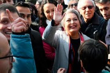 Jeannette Jara rompe moldes: histórica victoria comunista en Chile