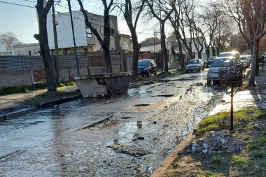 Vecina del barrio Hipódromo exige soluciones urgentes a ABSA por pérdidas de agua que afectan seis cuadras