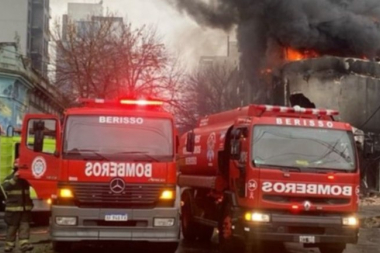 Incendio destruye depósito de electrodomésticos y colapsa fachada en el centro