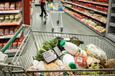 En julio el pollo subió 4,4 % y la carne 1,4 %, mientras el salario real sigue en rojo