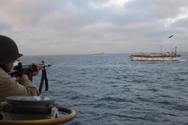 China intensifica pesca ilegal frente a Argentina con base en puertos chilenos