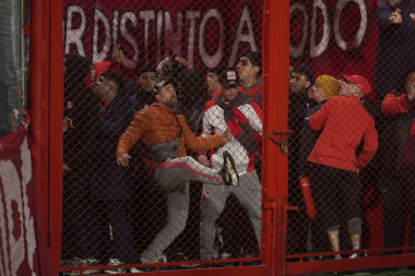 Suspenden Independiente-U. de Chile tras batalla campal en tribunas