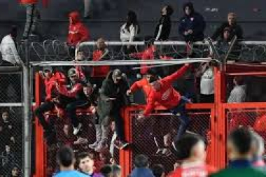 Identifican a 25 barras de Independiente implicados en la masacre contra la U de Chile