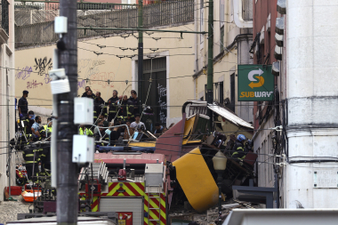 Descarrila el icónico funicular de Lisboa: al menos 17 muertos