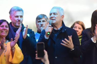 Julio Alak cerró la campaña con Fuerza Patria tras una extensa recorrida por la ciudad