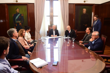 Alak y la UNLP acordaron sumar médicos graduados de la Facultad de Medicina a los centros de salud de La Plata
