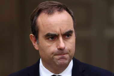 Renunció el primer ministro francés menos de un mes después de asumir