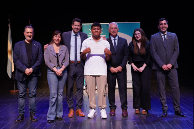 Alak acompañó la premiación a los mejores promedios secundarios y de educación para adultos