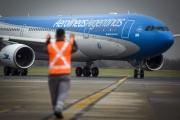 Aerolíneas Argentinas anticipa posibles demoras y cancelaciones de vuelos por la suba de contagios de COVID-19